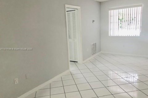 Casa en alquiler en Miami, Florida, 4 dormitorios, 139.45 m2 № 1927789 - foto 24