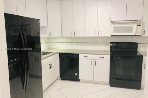 Casa en alquiler en Miami, Florida, 4 dormitorios, 139.45 m2 № 1927789 - foto 8