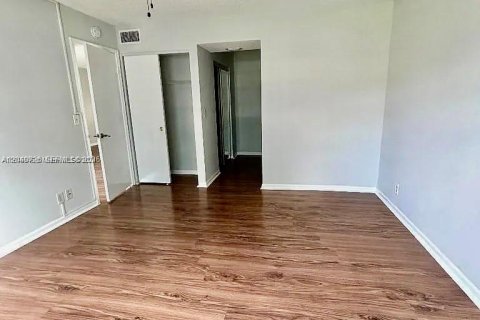 Copropriété à vendre à Hollywood, Floride: 2 chambres, 85.47 m2 № 2087972 - photo 9