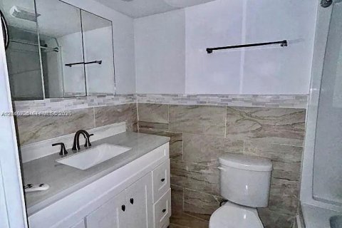 Copropriété à vendre à Hollywood, Floride: 2 chambres, 85.47 m2 № 2087972 - photo 11
