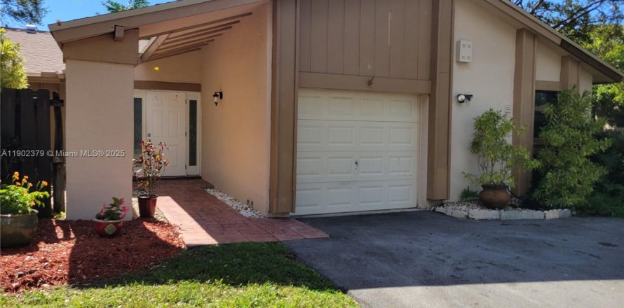 Дом в Майами, Флорида 3 спальни, 141.58м2 № 1953637