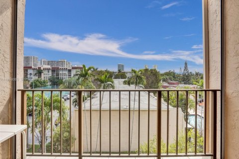 Condo in Hallandale Beach, Florida, 2 bedrooms № 2026091 - photo 17