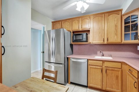 Condo in Hallandale Beach, Florida, 2 bedrooms № 2026091 - photo 4