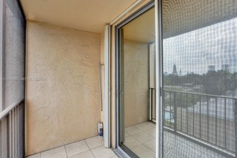 Condo in Hallandale Beach, Florida, 2 bedrooms № 2026091 - photo 25