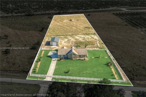 House in Lake Placid, Florida 4 bedrooms № 1766696 - photo 1