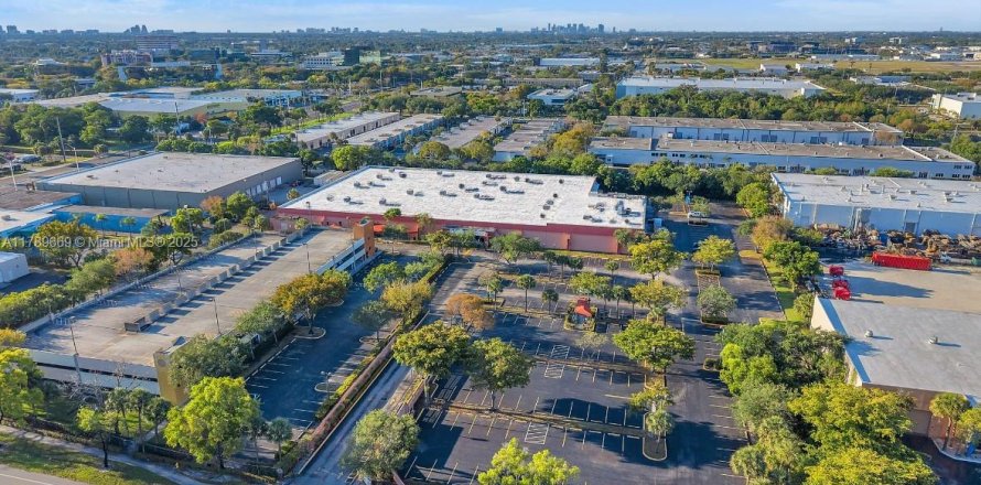 Коммерческая недвижимость в Форт-Лодердейл, Флорида № 1935070