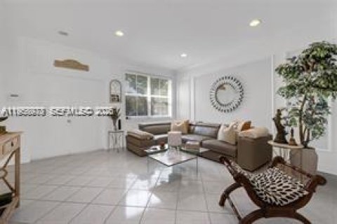 House in Weston, Florida 5 bedrooms, 230.4 sq.m. № 2017938 - photo 8