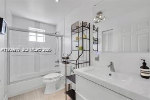 House in Weston, Florida 5 bedrooms, 230.4 sq.m. № 2017938 - photo 13