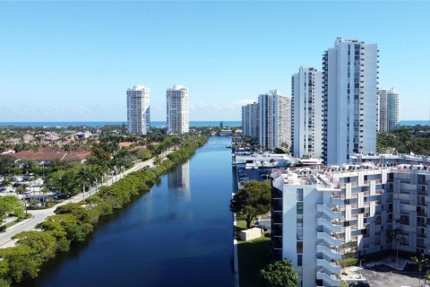 Condominio en venta en Aventura, Florida, 2 dormitorios, 100.43 m2 № 1962262 - foto 3