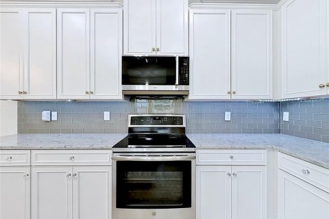 Townhouse in Dunedin, Florida 3 bedrooms, 138.24 sq.m. № 2093188 - photo 11