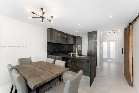 Copropriété à louer à Miami, Floride: 4 chambres, 250.84 m2 № 2032139 - photo 16