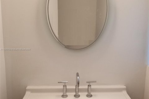 Condo in Miami Beach, Florida, 2 bedrooms № 1959332 - photo 13