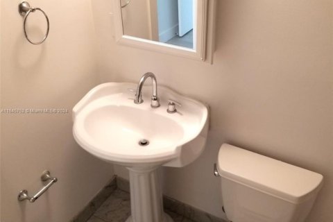 Condo in Miami Beach, Florida, 2 bedrooms № 1959332 - photo 25