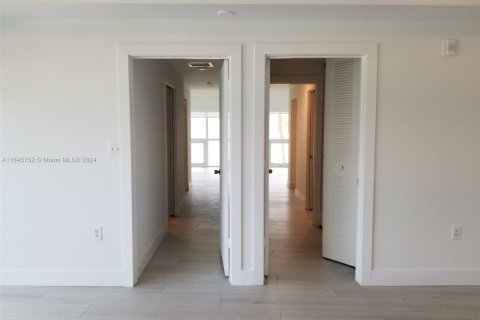 Condo in Miami Beach, Florida, 2 bedrooms № 1959332 - photo 14