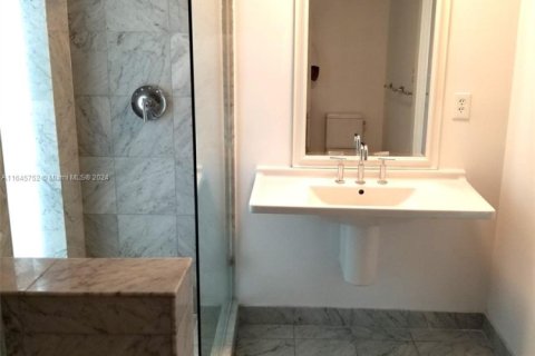 Condo in Miami Beach, Florida, 2 bedrooms № 1959332 - photo 20