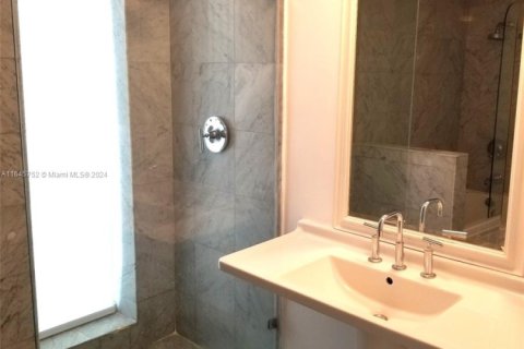 Condo in Miami Beach, Florida, 2 bedrooms № 1959332 - photo 18