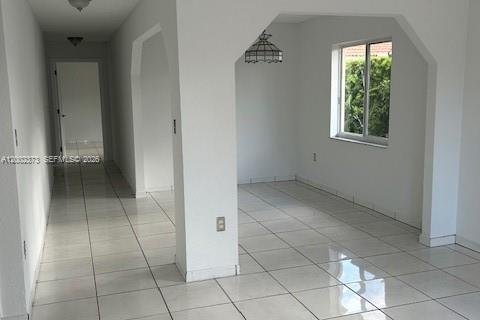 House in Miami, Florida 3 bedrooms, 244.98 sq.m. № 2067732 - photo 3