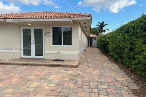 House in Miami, Florida 3 bedrooms, 244.98 sq.m. № 2067732