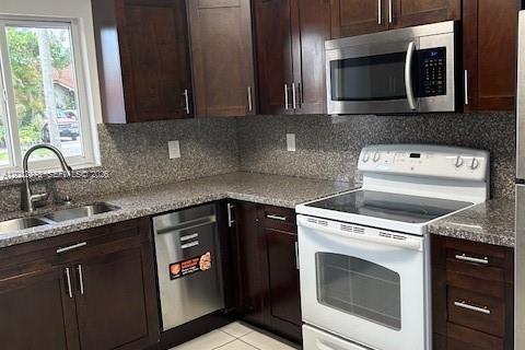 House in Miami, Florida 3 bedrooms, 244.98 sq.m. № 2067732 - photo 10