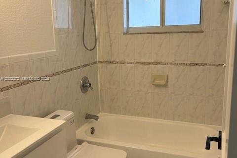 House in Miami, Florida 3 bedrooms, 244.98 sq.m. № 2067732 - photo 9