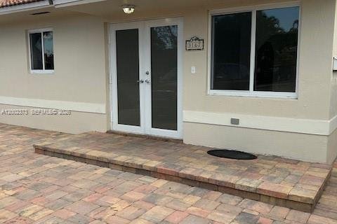 House in Miami, Florida 3 bedrooms, 244.98 sq.m. № 2067732 - photo 11