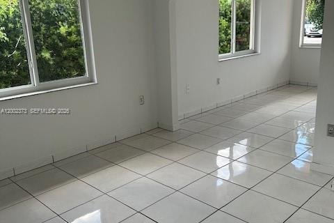 House in Miami, Florida 3 bedrooms, 244.98 sq.m. № 2067732 - photo 4