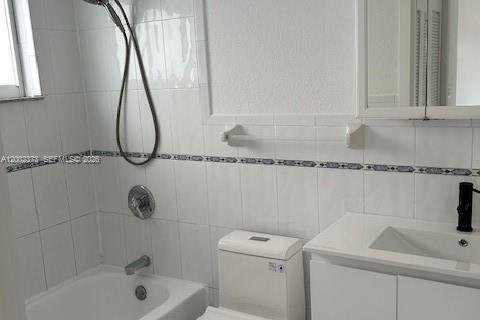 House in Miami, Florida 3 bedrooms, 244.98 sq.m. № 2067732 - photo 8