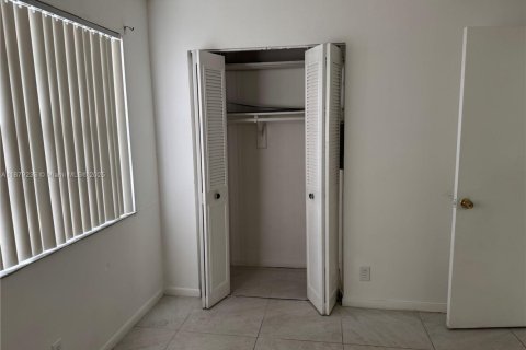 Снять в аренду кондоминиум в Лодердейл-Лейкс, Флорида 2 спальни, 89.19м2, № 1983189 - фото 10