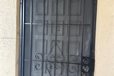 Снять в аренду кондоминиум в Лодердейл-Лейкс, Флорида 2 спальни, 89.19м2, № 1983189 - фото 1