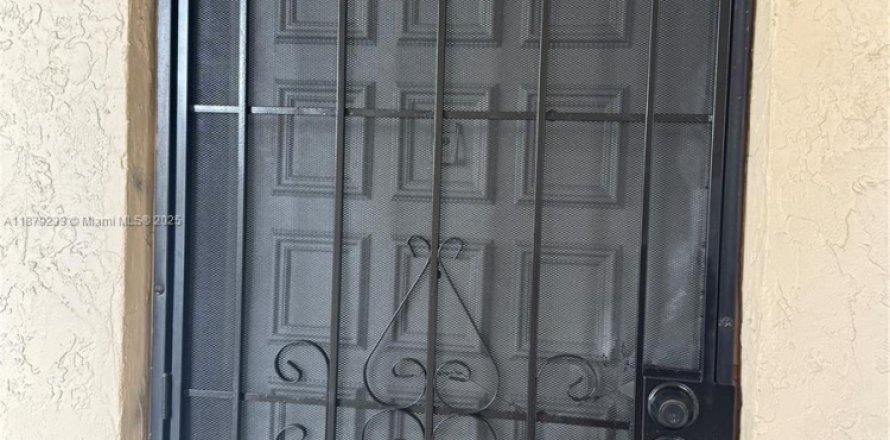 Кондоминиум с 2 спальнями в Лодердейл-Лейкс, Флорида № 1983189