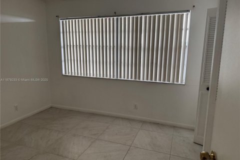 Снять в аренду кондоминиум в Лодердейл-Лейкс, Флорида 2 спальни, 89.19м2, № 1983189 - фото 9