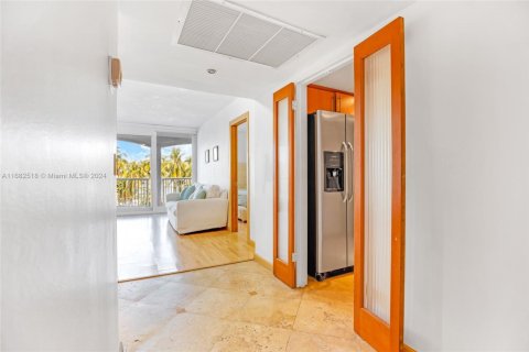 Condo in Miami Beach, Florida  № 1937876 - photo 1