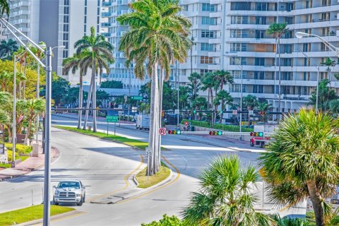 Condominio en venta en Miami Beach, Florida, 52.95 m2 № 1937876 - foto 19