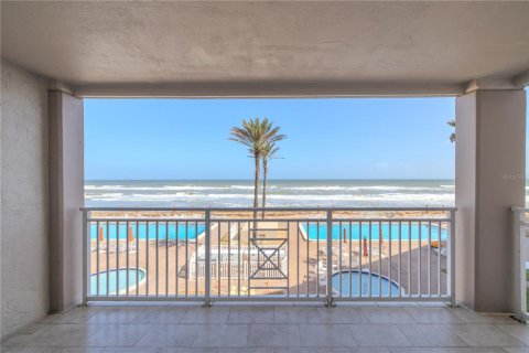 Condo in New Smyrna Beach, Florida, 2 bedrooms № 2214556 - photo 23