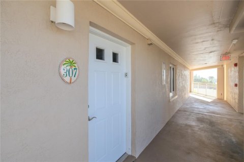 Condo in New Smyrna Beach, Florida, 2 bedrooms № 2214556 - photo 2