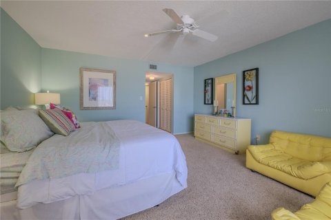 Condo in New Smyrna Beach, Florida, 2 bedrooms № 2214556 - photo 13