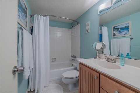 Condo in New Smyrna Beach, Florida, 2 bedrooms № 2214556 - photo 17
