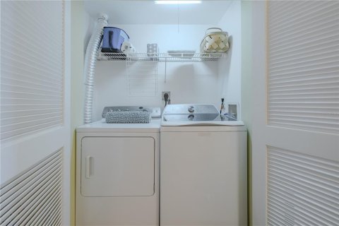 Condo in New Smyrna Beach, Florida, 2 bedrooms № 2214556 - photo 22