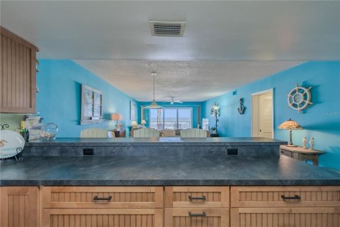 Condo in New Smyrna Beach, Florida, 2 bedrooms № 2214556 - photo 11