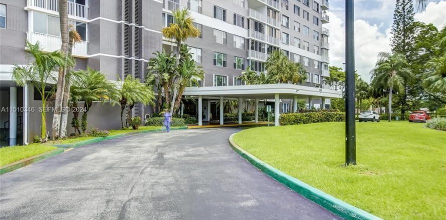 Condominio en Hollywood, Florida, 2 dormitorios  № 2181955