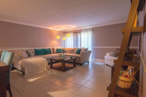 Снять в аренду кондоминиум в Майами, Флорида 2 спальни, 81.57м2, № 1974485 - фото 1