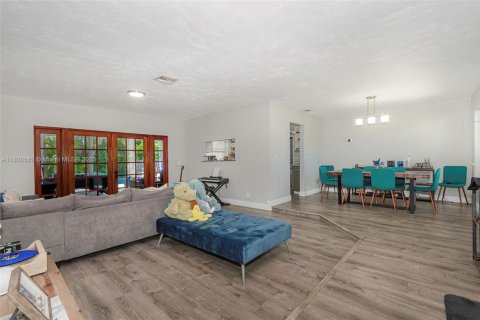 House in Cooper City, Florida 4 bedrooms, 181.35 sq.m. № 1695474 - photo 3