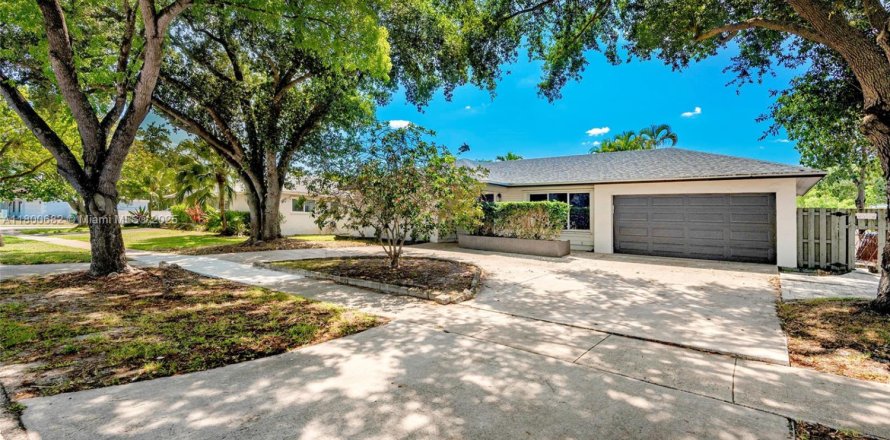 House in Cooper City, Florida 4 bedrooms, 181.35 sq.m. № 1695474