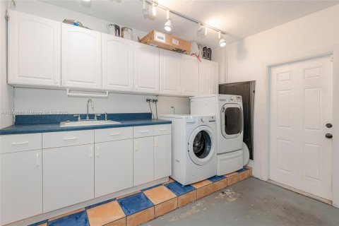 House in Cooper City, Florida 4 bedrooms, 181.35 sq.m. № 1695474 - photo 29
