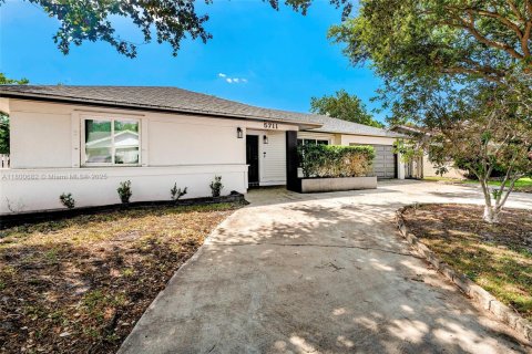 House in Cooper City, Florida 4 bedrooms, 181.35 sq.m. № 1695474 - photo 2