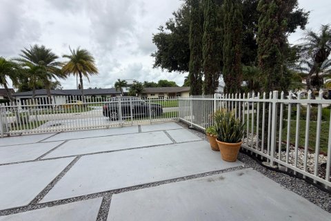 Immobilier commercial à louer à Miami, Floride: 1 chambre, 147.06 m2 № 2407220 - photo 3