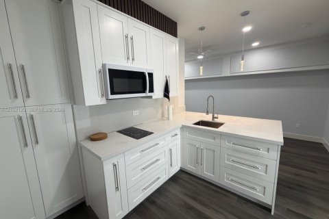 Immobilier commercial à louer à Miami, Floride: 1 chambre, 147.06 m2 № 2407220 - photo 9