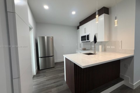 Immobilier commercial à louer à Miami, Floride: 1 chambre, 147.06 m2 № 2407220 - photo 14