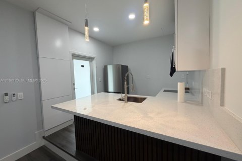 Immobilier commercial à louer à Miami, Floride: 1 chambre, 147.06 m2 № 2407220 - photo 13