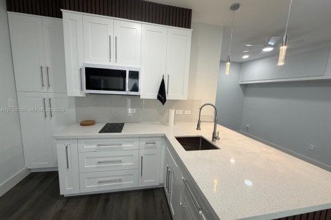 Immobilier commercial à louer à Miami, Floride: 1 chambre, 147.06 m2 № 2407220 - photo 8